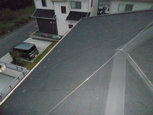 屋根に沿った施工