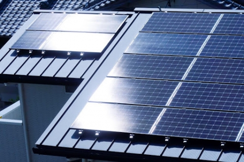 太陽光発電は屋根の形や方角が大切 形別にみる設置方法や方角別にみる発電効率とは 太陽光発電 風力発電 スマートハウスの選び方をリベラルソリューションがご提案