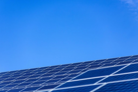 太陽光発電は屋根の形や方角が大切 形別にみる設置方法や方角別にみる発電効率とは 太陽光 発電 風力発電 スマートハウスの選び方をリベラルソリューションがご提案